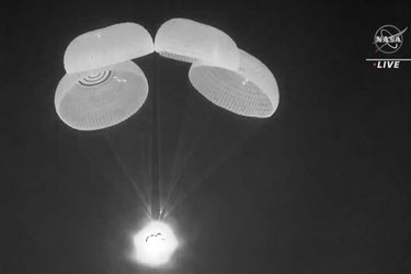 Les parachutes de la capsule déployés.