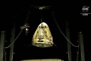 Une équipe de SpaceX récupère la capsule avec les astronautes à son bord.