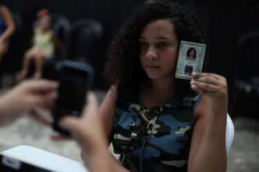 La photo d’une jeune femme venue s’enregistrer sur les listes électorales à Sao Joao de Meriti, à Rio de Janeiro, le 5 avril, avant la présidentielle d&#039;octobre prochain.