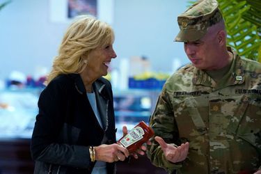 Jill Biden donne des bouteilles de ketchup au major Shawn Bradberry, lors de sa visite à la base aérienne de Mihail Kogalniceanu en Roumanie, le 6 mai 2022.