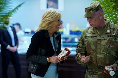 Jill Biden donne des bouteilles de ketchup au major Shawn Bradberry, lors de sa visite à la base aérienne de Mihail Kogalniceanu en Roumanie, le 6 mai 2022.