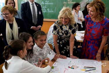 La première dame américaine Jill Biden et la première dame de Roumanie Carmen Johannis visitent une école à Bucarest, Roumanie, le 7 mai.