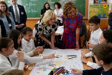 La première dame américaine Jill Biden et la première dame de Roumanie Carmen Johannis visitent une école à Bucarest, Roumanie, le 7 mai.