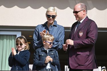 Charlène de Monaco avec le prince Albert II et leurs enfants Jacques et Gabriella samedi pour assister au tournoi de rugby Sainte Dévote organisé au stade Louis II.