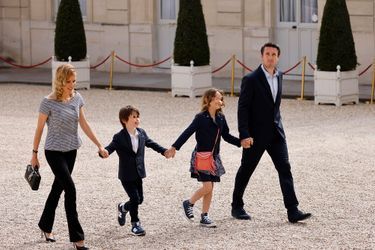 Tiphaine Auzière, l&#039;une des filles de Brigitte Macron, son compagnon Antoine Choteau et leurs enfants arrivent pour l&#039;investiture d&#039;Emmanuel Macron. 