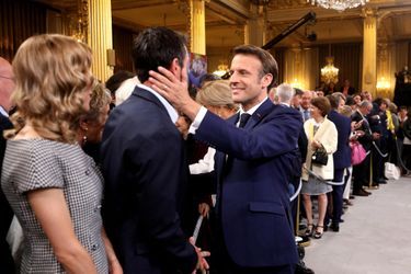 Emmanuel Macron salue son gendre Antoine. 