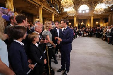 Après son discours d&#039;investiture, Emmanuel Macron a salué les invités puis, en dernier, sa famille et celle de son épouse. 