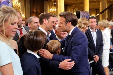Emmanuel Macron salue son frère Laurent. 