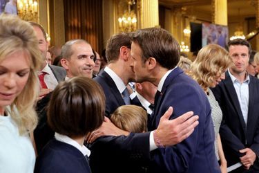 Emmanuel Macron salue son frère Laurent. 