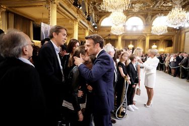 Emmanuel Macron salue ses petits-enfants, les enfants de Sébastien Auzière et son épouse Christelle. 