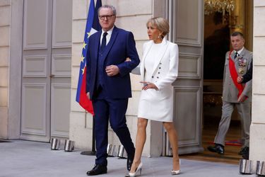 Brigitte Macron arrive aux bras de Richard Ferrand. 