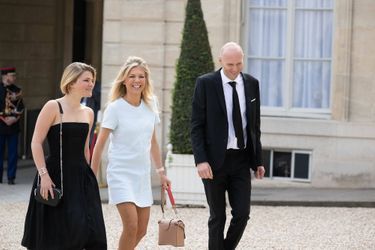 Laurence Auzière (en robe blanche), l&#039;autre fille de Brigitte Macron, à l&#039;Elysée pour l&#039;investiture d&#039;Emmanuel Macron. 