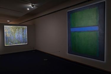 «Nymphéas avec rameaux de saule », de Claude Monet, 1916-1919 (huile sur toile, 160 x 180 cm). A d.: «Untitled », de Mark Rothko, 1957 (huile sur toile, 247,3 x 207,8 cm).