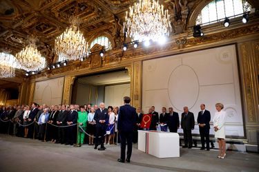 Confirmation par le président du Conseil constitutionnel Laurent Fabius de la victoire d'Emmanuel Macron au second tour. 
