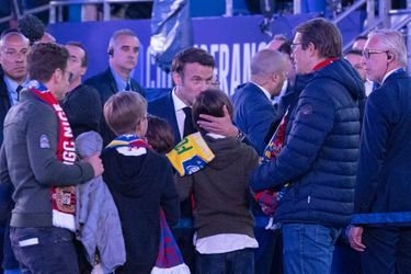 Emmanuel Macron retrouve ses proches lors de la finale de la Coupe de France au Stade de France. 