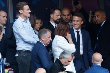 Emmanuel Macron retrouve son frère Laurent au Stade de France. 