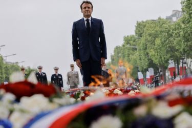 Emmanuel Macron commémore le 8-Mai sur les Champs-Elysées dimanche.