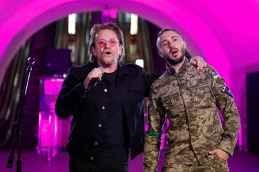 Bono et le chanteur du groupe Antytila dans le métro de Kiev dimanche.