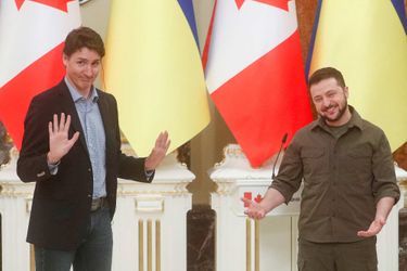 Justin Trudeau a assisté à une cérémonie, en compagnie de Volodymyr Zelensky, à Kiev, le 8 mai 2022.