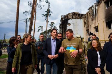 Justin Trudeau s&#039;est rendu à Irpin, au nord-ouest de Kiev, avec sa vice-Première ministre Chrystia Freeland et la ministre des Affaires étrangères Mélanie Joly, le 8 mai 2022.