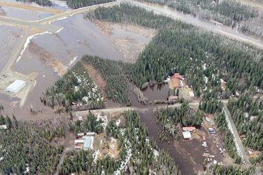 Les inondations aux abords du village de Manley Hot Springs, en Alaska.