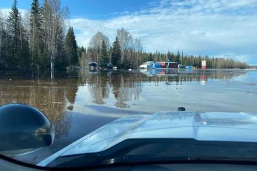 Les inondations aux abords du village de Manley Hot Springs, en Alaska.