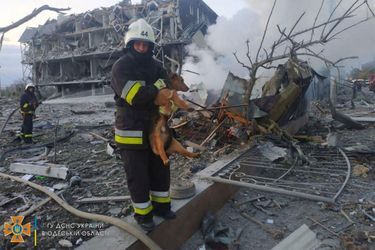 Les secours près d&#039;un bâtiment endommagé après une frappe militaire, à Odessa, en Ukraine, dans cette image publiée le 9 mai 2022.