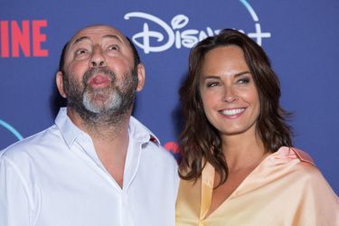 Kad Merad et Julia Vignali à la première de la série Disney+ "Oussekine", au Grand Rex à Paris, le 9 mai 2022. 
