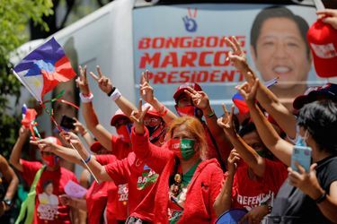 Les partisans du candidat présidentiel Ferdinand &quot;Bongbong&quot; Marcos Jr. célèbrent les résultats partiels des élections nationales de 2022 aux Philippines.