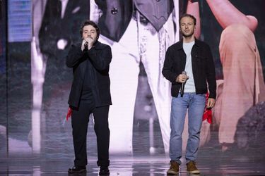 Noe Preszow et Benoit Doremus dans l'émission "Joyeux anniversaire Renaud" diffusée sur France 2, le 10 mai 2022. 