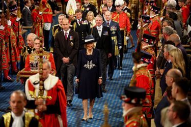 Les princes Charles et William et la duchesse de Cornouailles Camilla au Parlement, précédés par la couronne impériale d'apparat de la reine Elizabeth II, à Londres le 10 mai 2022