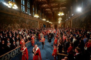 Les princes Charles et William et la duchesse de Cornouailles Camilla au Parlement, précédés par la couronne impériale d'apparat de la reine Elizabeth II, le 10 mai 2022 à Londres 