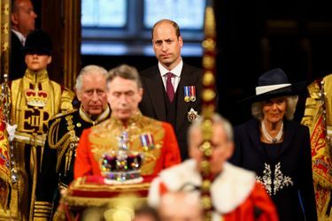 Les princes Charles et William et la duchesse de Cornouailles Camilla au Parlement, précédés par la couronne impériale d'apparat de la reine Elizabeth II, à Londres le 10 mai 2022