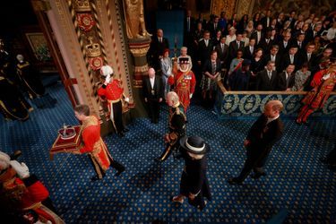 Les princes Charles et William et la duchesse de Cornouailles Camilla au Parlement, précédés par la couronne impériale d&#039;apparat de la reine Elizabeth II, à Londres le 10 mai 2022