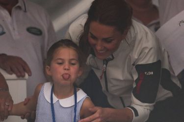 Charlotte avec sa maman Kate Middleton à une régate (août 2019, île de Wight)