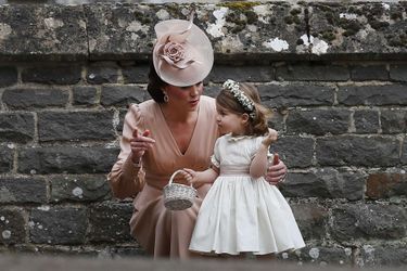 Kate Middleton et sa fille Charlotte au mariage de Pippa Middleton et James Matthews (mai 2017, Englefield)