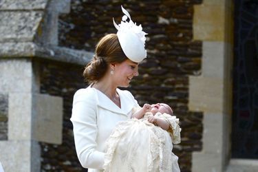 Kate Middleton berce Charlotte (juillet 2015, Sandringham) 