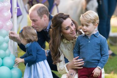 Kate Middleton joue George pendant que William s&#039;amuse avec Charlotte (septembre 2016, Canada)