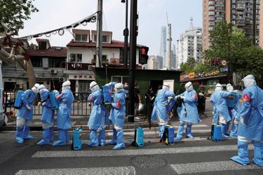 Une équipe de désinfection avant une intervention dans un complexe résidentiel du district de Huangpu, le 20 avril.