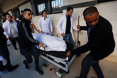 Le corps de Shireen Abu Akleh, journaliste d&#039;Al Jazeera, est transporté sur une civière dans un hôpital à la suite d&#039;un raid israélien, à Jénine, en Cisjordanie occupée par Israël, le 11 mai 2022.