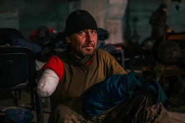 Le bataillon Azov a diffusé des images de ses combattants blessés pour appeler à leur évacuation du complexe Azovstal, à Marioupol, en Ukraine.