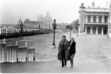 Mireille Darc et Alain Delon sur le tournage à Venise de «L’Homme pressé» d’Edouard Molinaro, en avril 1977.