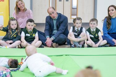 Le prince William, duc de Cambridge, et Catherine (Kate) Middleton, duchesse de Cambridge, lors d&#039;une visite à l&#039;école primaire St. John&#039;s, à Port Glasgow, Royaume Uni, le 11 mai 2022, pour participer à une session Roots of Empathy.