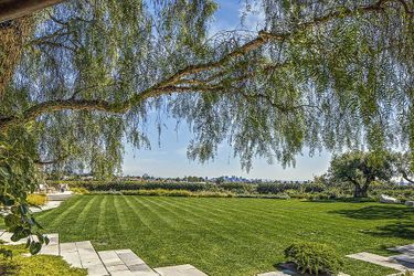 Situé dans le célèbre quartier de Los Angeles, Pacific Palisades, la demeure est assis sur un terrain d'un hectare. 