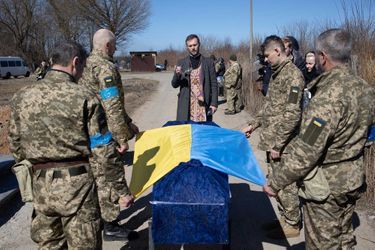Lors d&#039;une cérémonie funéraire dédiée à un soldat ukrainien. 