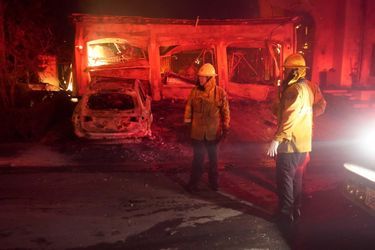 Lors de l&#039;intervention des pompiers du comté d&#039;Orange sur les hauteurs de Laguna Niguel, où un incendie a détruit une vingtaine de maisons, le 11 mai 2022.