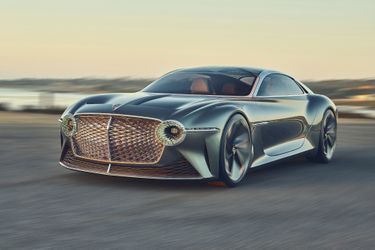 Limousine de près de 6 mètres, dotée de 4 moteurs, la sculpturale EXP 100 GT préfigure la première Bentley 100% électrique, qui sera lancée en 2025.