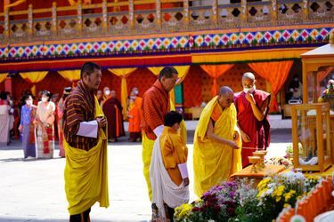 Le prince héritier du Bhoutan Jigme Namgyel avec son père, son grand-père et le Je Khenpo au Dzong de Punakha, le 11 mai 2022