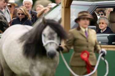La reine Elizabeth II regarde les chevaux depuis sa voiture au Royal Windsor Horse Show, le 13 mai 2022