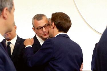 Proximité affichée. Le bras droit du chef de l’État est l’un des rares collaborateurs qu’Emmanuel Macron ait embrassé lors de sa cérémonie d’investiture, le 7 mai.